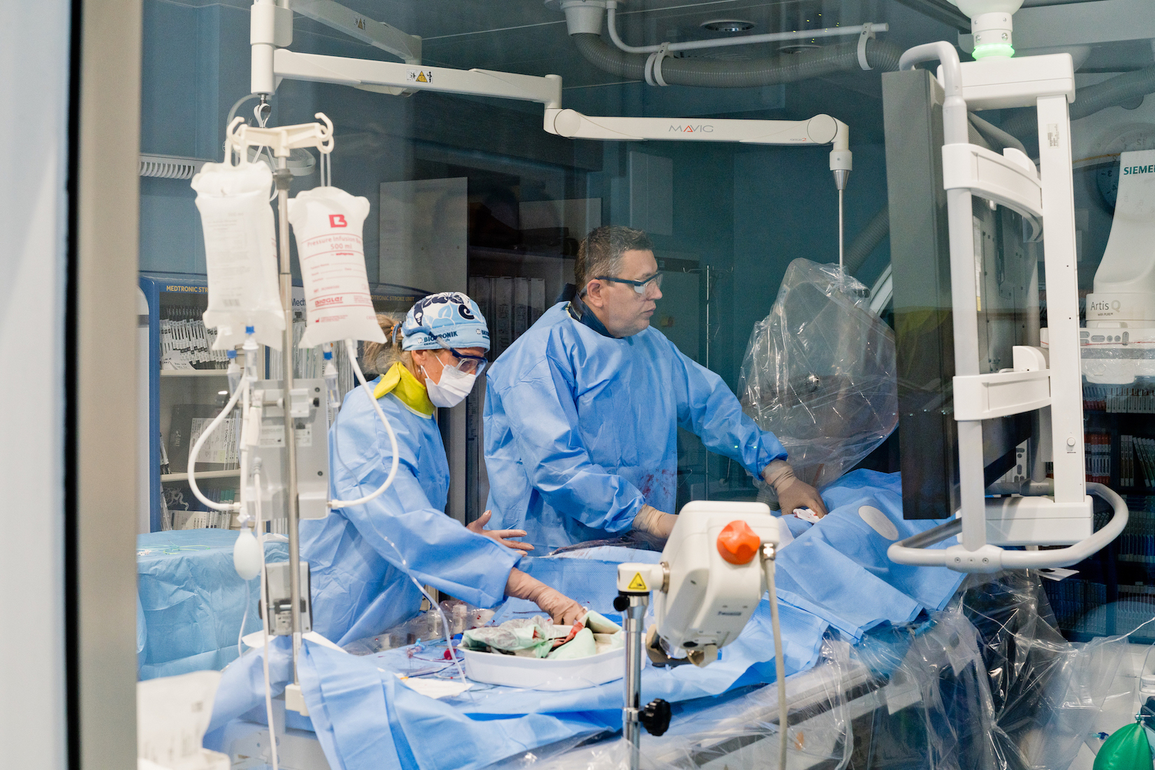 Operačný výkon na jednej z katetrizačných sál nemocnice CINRE, vybavenej špičkovými technológiami