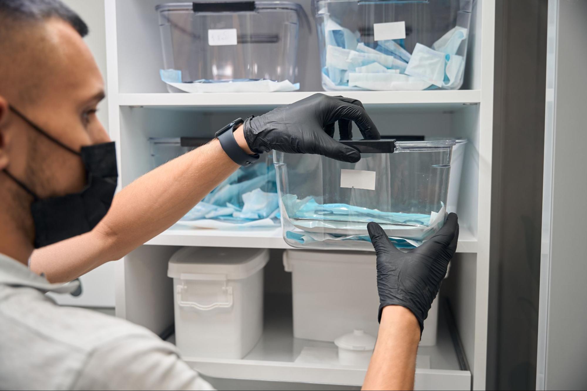 Laborant uskladňuje sterilný materiál.