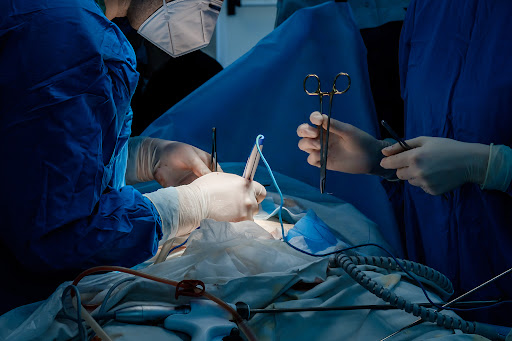 Elektrochirurgický jednotka vhodná pro mikrokoagulačné operace