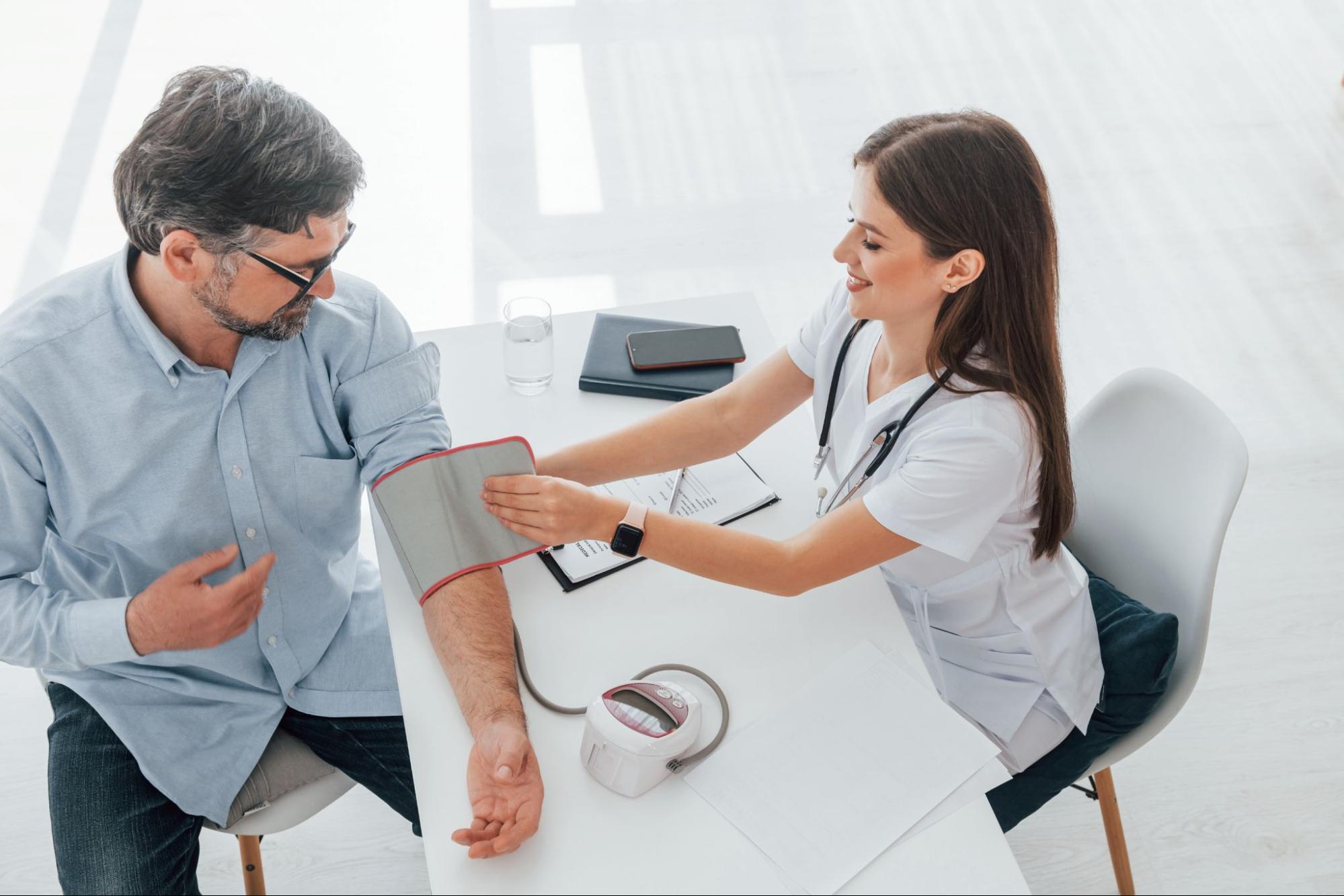 Zdravotní sestra měří pacientův tlak