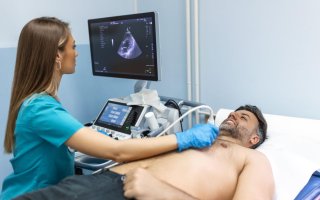 dravotníčka vykonáva echokardiografické vyšetrenie srdca u pacienta 