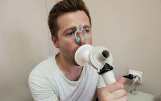 Pacient podstupuje spirometrické vyšetrenie.